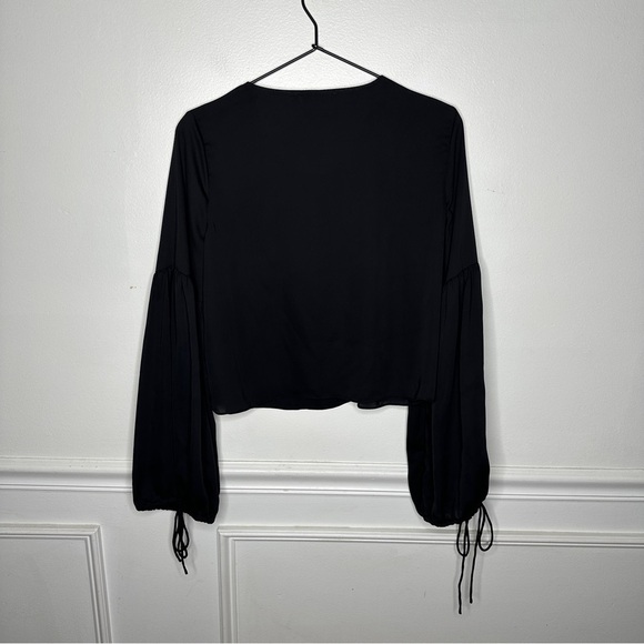 L'Academie The Airy Bell Sleeve Cropped Satin Black Blouse Womens X-Small - Picture 5 of 10